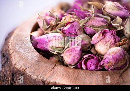 Rosenknospen für Tee. Gesunde und organische Kräutertee-Zutat. Aromatische asiatische Kräuter. Stockfoto