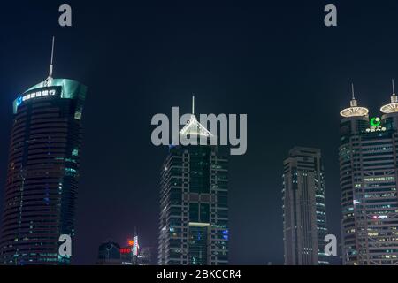 Shanghai / China - 28. Juli 2015: Nachtansicht der Wolkenkratzer von Shanghai in Pudong, neuer Gegend in Shanghai, China Stockfoto