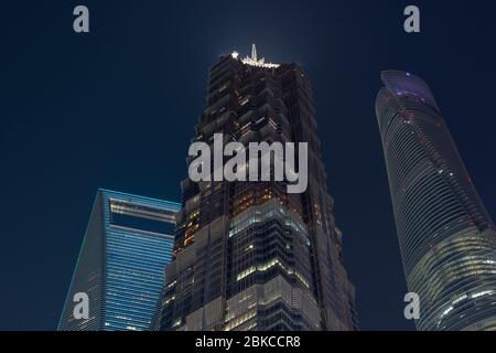 Shanghai / China - 28. Juli 2015: Nachtansicht der Wolkenkratzer von Shanghai in Pudong, neuer Gegend in Shanghai, China Stockfoto