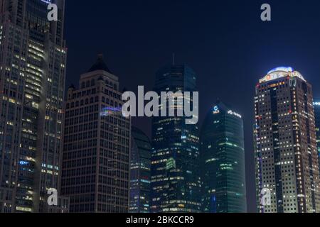 Shanghai / China - 28. Juli 2015: Nachtansicht der Wolkenkratzer von Shanghai in Pudong, neuer Gegend in Shanghai, China Stockfoto