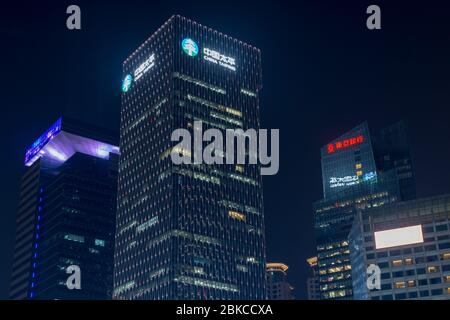 Shanghai / China - 28. Juli 2015: Nachtansicht der Wolkenkratzer von Shanghai in Pudong, neuer Gegend in Shanghai, China Stockfoto