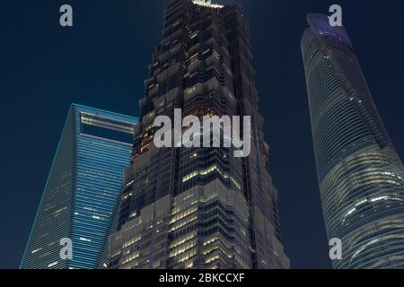 Shanghai / China - 28. Juli 2015: Nachtansicht der Wolkenkratzer von Shanghai in Pudong, neuer Gegend in Shanghai, China Stockfoto