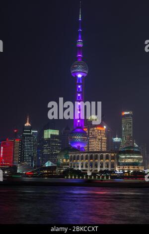 Shanghai / China - 28. Juli 2015: Nachtansicht des Oriental Pearl Tower in Pudong, neuer Gegend in Shanghai, über den Huangpu Fluss Stockfoto