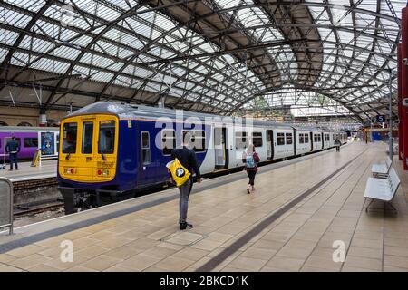 Northern Rail Class 319 nach Blackpool North, Bahnsteig 5, Liverpool Lime Street Bahnhof. Stockfoto