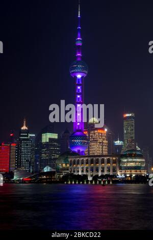 Shanghai / China - 28. Juli 2015: Nachtansicht des Oriental Pearl Tower in Pudong, neuer Gegend in Shanghai, über den Huangpu Fluss Stockfoto