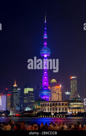 Shanghai / China - 28. Juli 2015: Nachtansicht des Oriental Pearl Tower in Pudong, neuer Gegend in Shanghai, über den Huangpu Fluss Stockfoto