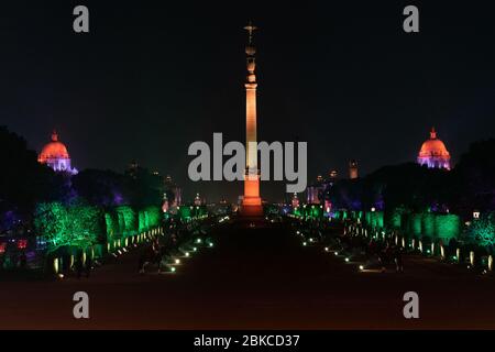 Die Jaipur-Säule und die umliegenden Gelände sind nachts beleuchtet, als Indian Mounted Guards erwarten die Ankunft von Präsident Donald J. Trump und First Lady Melania Trump zu einem Staatsbankett zu ihren Ehren in Rashtrapati Bhavan, dem Präsidentenpalast Dienstag, 25. Februar 2020, in Neu-Delhi, Indien. Präsident Trump und die First Lady in Indien Stockfoto