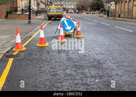 Verkehrsleier und halten Sie sich rechts Schild, Straßenarbeiten an Cleveland Street, Birkenhead Stockfoto