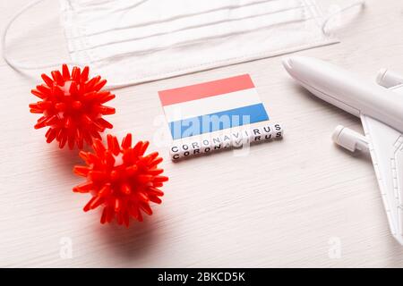 Flugzeug Modell und Gesichtsmaske und Flagge Niederlande. Coronavirus-Pandemie. Flugverbot und geschlossene Grenzen für Touristen und Reisende mit Coronavirus covid Stockfoto