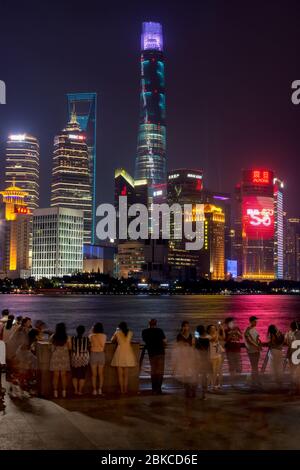 Shanghai / China - 28. Juli 2015: Nachtansicht der Pudong Wolkenkratzer in Shanghai über den Huangpu Fluss Stockfoto