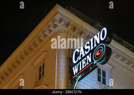 WIEN, ÖSTERREICH - NOVEMBER 2019: Leuchtschild vor dem Casino in der Wiener Innenstadt Stockfoto