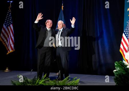 Vizepräsident Mike Pence und US-Landwirtschaftsminister Sonny Perdue winken der Menge bei einem Michigan Farm Bureau AGRIPAC Event Dienstag, 25. Februar 2020, im Lansing Center in Lansing, Mich. Vizepräsident Pence in Michigan Stockfoto