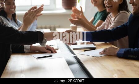 Nahaufnahme weibliche Führerin und Geschäftsmann schüttelt Hand Gratulation. Stockfoto