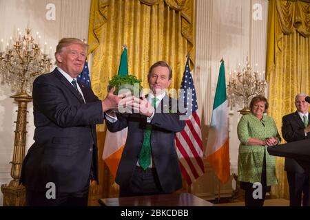 Der irische Taoiseach Enda Kenny überreicht Präsident Donald Trump am Donnerstag, den 16. März 2017, bei einem Besuch des ausländischen Führers im East Room des Weißen Hauses in Washington, D.C. ein Geschenk von Schamrocken in einer Kristallschale Stockfoto