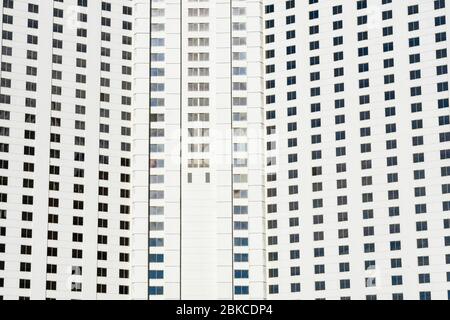 Schwarz-weißes Muster, das durch die Fenster der Zimmer eines Hotels gebildet wird Stockfoto