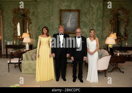 Präsident Donald J. Trump und First Lady Melania Trump mit dem Botschafter der Vereinigten Staaten im Vereinigten Königreich Woody Johnson und seiner Frau Suzanne Ircha 12. Juli 2018 Präsident Trump & die First Lady's Trip nach Europa Stockfoto