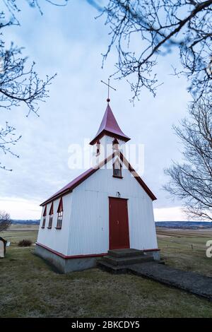 Typische rote Holzkirche in Fludir Stadt im Süden Islands innerhalb des Goldenen Kreises. Sonnenuntergang Licht Stock Bild Stockfoto