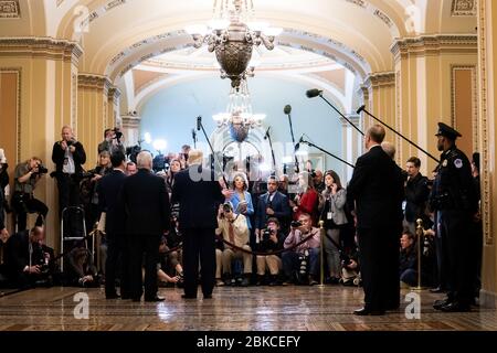 Präsident Donald J. Trump und Vizepräsident Mike Pence sprechen mit den Mitgliedern der Presse, nachdem sie am Dienstag, den 10. März 2020, an einem republikanischen politischen Mittagessen im Senat teilgenommen haben. Präsident Trump und Vizepräsident Pence auf dem Capitol Hill Stockfoto