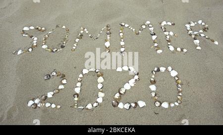 Sommer 2020, Deutsch Wort mit Muscheln am Strand geschrieben. (Sommer 2020) Stockfoto