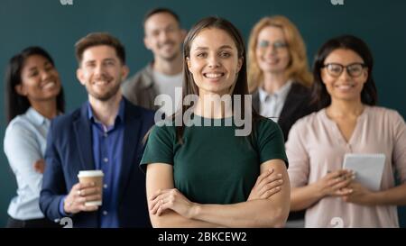 Nahaufnahme Kopfaufnahme Porträt von glücklichen Geschäftsfrau Hände gekreuzte Haltung. Stockfoto