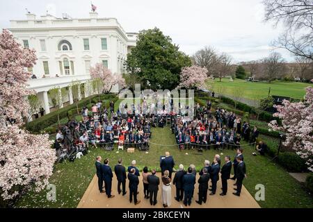 Am 13. März 2020 kündigte Präsident Donald Trump zusammen mit Vizepräsident Mike Pence und der Coronavirus Task Force einen nationalen Notfall als Reaktion auf die COVID-19-Pandemie an und betonte die Bemühungen zur Bekämpfung des Ausbruchs in den USA Stockfoto