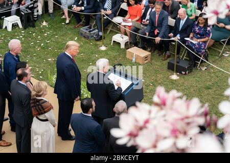 Präsident Donald J. Trump hört zu, wie Vizepräsident Mike Pence, zusammen mit Mitgliedern der Coronavirus Task Force des Weißen Hauses, seine Ausführungen auf einer Pressekonferenz am Freitag, den 13. März 2020, im Rosengarten des Weißen Hauses anspricht. Präsident Trump hält eine Pressekonferenz zum Coronavirus ab Stockfoto