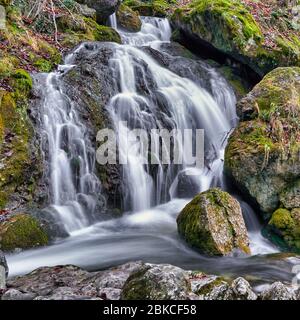 Myrafälle Wasserfälle in Österreich, mit seidenen Kaskaden, die über moosige Felsen in einer friedlichen Waldschlucht fließen. Stockfoto