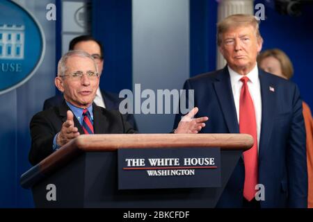 Dr. Anthony S. Fauci, Direktor des National Institute of Allergy and Infectious Diseases und Mitglied der Coronavirus Task Force des Weißen Hauses, beantwortet Fragen von Reportern bei einem COVID-19-Briefing am 25. März 2020 im James S. Brady Press Briefing Room im Weißen Haus. Stockfoto