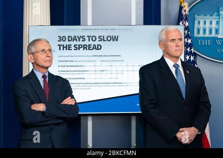 Am 31. März 2020 nahmen Vizepräsident Mike Pence und Dr. Anthony S. Fauci an einem Coronavirus-Briefing des Weißen Hauses Teil, bei dem Präsident Donald J. Trump Fragen aus der Presse über die anhaltende Pandemiereaktion beantwortete. Stockfoto