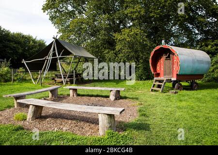 Ein Zigeunerwagen verwandelt sich in Glamping-Unterkunft auf Wowo's, einem Familiencampingplatz in Sussex Stockfoto