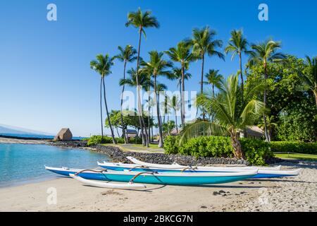 Hawaiiiianisches Auslegerkanuu am Kamakahonu Beach Kailua-Kona, Big Island, Hawaii Stockfoto