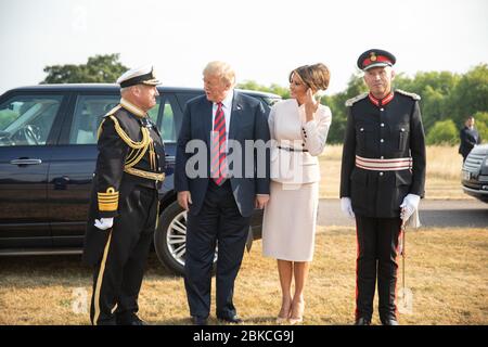Am 13. Juli 2018 verließen Präsident Donald J. Trump und First Lady Melania Trump London nach einem Besuch im Vereinigten Königreich, um ihre Europafahrt und diplomatische Engagements mit britischen Führern abzuschließen. Stockfoto