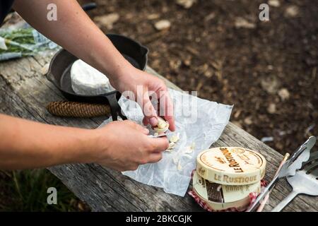 Kochen Sie Essen am Lagerfeuer in Wowo's, einem Familiencampingplatz in Sussex Stockfoto