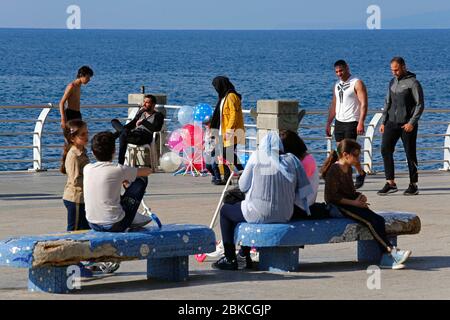 Beirut, Libanon. Mai 2020. Die Menschen genießen Freizeit in Beirut, Libanon, 3. Mai 2020. Die Zahl der COVID-19-Fälle im Libanon stieg am Sonntag um vier auf 737, während die Zahl der Todesopfer bei 25 blieb, berichtete die Nationale Nachrichtenagentur. Der Libanon hat die allgemeinen Mobilisierungsmaßnahmen reduziert, indem es den Restaurants erlaubt wurde, ab dem 4. Mai eine kleine Anzahl von Kunden zu beherbergen, und einen Zeitplan für die entsprechenden Arbeiten in anderen Sektoren verabschiedet wurde. Kredit: Bilal Jawich/Xinhua/Alamy Live News Stockfoto