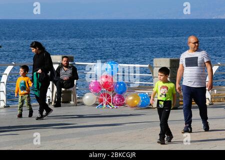 Beirut, Libanon. Mai 2020. Die Menschen genießen Freizeit in Beirut, Libanon, 3. Mai 2020. Die Zahl der COVID-19-Fälle im Libanon stieg am Sonntag um vier auf 737, während die Zahl der Todesopfer bei 25 blieb, berichtete die Nationale Nachrichtenagentur. Der Libanon hat die allgemeinen Mobilisierungsmaßnahmen reduziert, indem es den Restaurants erlaubt wurde, ab dem 4. Mai eine kleine Anzahl von Kunden zu beherbergen, und einen Zeitplan für die entsprechenden Arbeiten in anderen Sektoren verabschiedet wurde. Kredit: Bilal Jawich/Xinhua/Alamy Live News Stockfoto