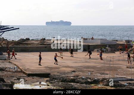 Beirut, Libanon. Mai 2020. Die Menschen genießen Freizeit in Beirut, Libanon, 3. Mai 2020. Die Zahl der COVID-19-Fälle im Libanon stieg am Sonntag um vier auf 737, während die Zahl der Todesopfer bei 25 blieb, berichtete die Nationale Nachrichtenagentur. Der Libanon hat die allgemeinen Mobilisierungsmaßnahmen reduziert, indem es den Restaurants erlaubt wurde, ab dem 4. Mai eine kleine Anzahl von Kunden zu beherbergen, und einen Zeitplan für die entsprechenden Arbeiten in anderen Sektoren verabschiedet wurde. Kredit: Bilal Jawich/Xinhua/Alamy Live News Stockfoto