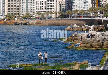 Beirut, Libanon. Mai 2020. Die Menschen genießen Freizeit in Beirut, Libanon, 3. Mai 2020. Die Zahl der COVID-19-Fälle im Libanon stieg am Sonntag um vier auf 737, während die Zahl der Todesopfer bei 25 blieb, berichtete die Nationale Nachrichtenagentur. Der Libanon hat die allgemeinen Mobilisierungsmaßnahmen reduziert, indem es den Restaurants erlaubt wurde, ab dem 4. Mai eine kleine Anzahl von Kunden zu beherbergen, und einen Zeitplan für die entsprechenden Arbeiten in anderen Sektoren verabschiedet wurde. Kredit: Bilal Jawich/Xinhua/Alamy Live News Stockfoto