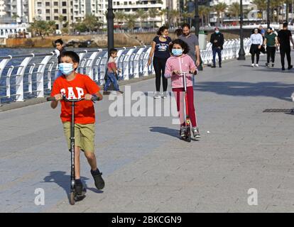 Beirut, Libanon. Mai 2020. Kinder mit Gesichtsmasken fahren in Beirut, Libanon, 3. Mai 2020, mit Motorroller. Die Zahl der COVID-19-Fälle im Libanon stieg am Sonntag um vier auf 737, während die Zahl der Todesopfer bei 25 blieb, berichtete die Nationale Nachrichtenagentur. Der Libanon hat die allgemeinen Mobilisierungsmaßnahmen reduziert, indem es den Restaurants erlaubt wurde, ab dem 4. Mai eine kleine Anzahl von Kunden zu beherbergen, und einen Zeitplan für die entsprechenden Arbeiten in anderen Sektoren verabschiedet wurde. Kredit: Bilal Jawich/Xinhua/Alamy Live News Stockfoto