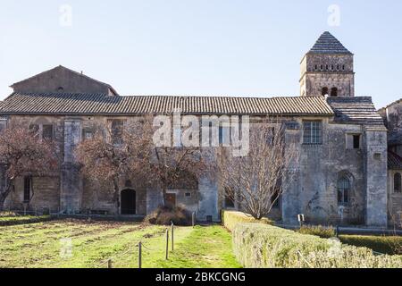 SAINT-REMY-DE-PROVENCE, Frankreich - 12. Februar 2018. Saint-Paul-de-Mausole, St-Remy-de-Provence. Fassade der Innenhof im Kloster. Stockfoto