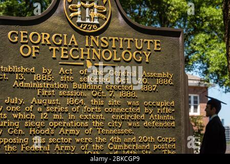 Georgia Tech College Absolvent auf dem Campus mit Mütze und Kleid. (USA) Stockfoto