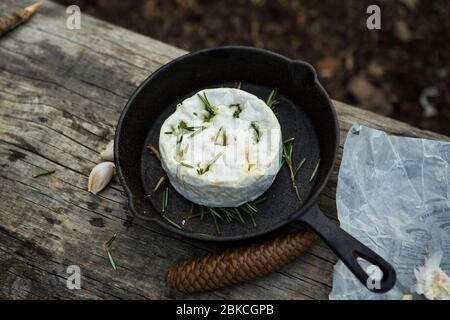 Kochen Sie Essen am Lagerfeuer in Wowo's, einem Familiencampingplatz in Sussex Stockfoto