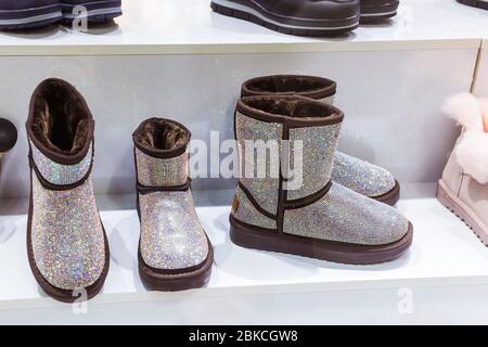 Silber UGG im Schaufenster, Damen Winter warme Schuhe. Winterkleidung, Mode und kalte Jahreszeit Konzept. Stockfoto