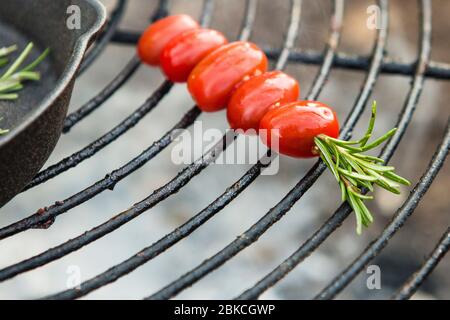 Kochen Sie auf einem Grill am Lagerfeuer im Wowo's, einem Familiencampingplatz in Sussex Stockfoto