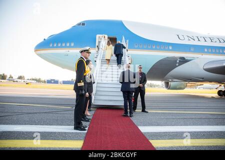 Präsident Donald J. Trump und First Lady Melania Trump besteigen die Air Force One in Helsinki, Finnland 16. Juli 2018 Präsident Trump & die First Lady's Trip nach Europa Stockfoto