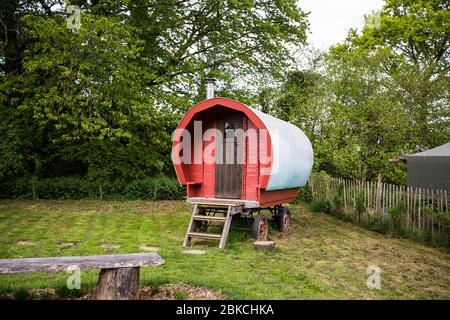 Ein Zigeunerwagen verwandelt sich in Glamping-Unterkunft auf Wowo's, einem Familiencampingplatz in Sussex Stockfoto