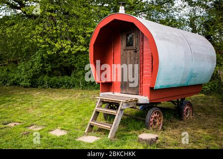 Ein Zigeunerwagen verwandelt sich in Glamping-Unterkunft auf Wowo's, einem Familiencampingplatz in Sussex Stockfoto