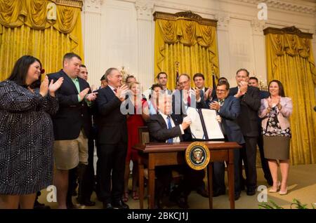 Präsident Donald J. Trump unterzeichnete am 23. Juni 2017 den Department of Veterans Affairs Accountability and Whistleblower Protection Act von 2017, der darauf abzielt, die Verantwortlichkeit innerhalb der VA zu verbessern und Whistleblower zu schützen. Stockfoto