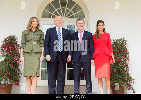 Präsident Donald Trump und First Lady Melania Trump posieren für Fotos mit dem argentinischen Präsidenten Mauricio Macri und seiner Frau Juliana Awada im Rosengarten, Donnerstag, 27. April 2017. Die ersten 100 Tage von Präsident Trump: 100 Stockfoto