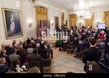 Präsident Donald J. Trump begrüßt die Gäste zum Empfang der Congressional Medal of Honor Society am Mittwoch, den 12. September 2018, im Ostraum des Weißen Hauses. Empfang der Congressional Medal of Honor Society Stockfoto