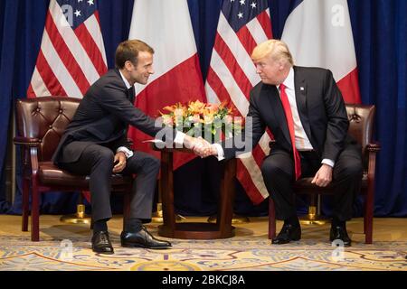 Am 24. September 2018 führten Präsident Donald J. Trump und der französische Präsident Emmanuel Macron eine bilaterale Diskussion im Lotte New York Palace in New York. Die Diskussion war Teil der Tagungen der Generalversammlung der Vereinten Nationen. Stockfoto